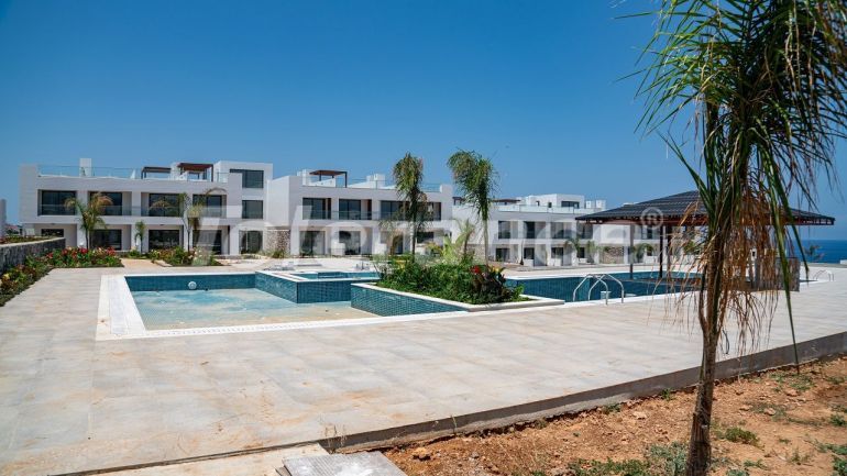 Квартира от застройщика в Кирения, Северный Кипр вид на море с бассейном: купить недвижимость в Турции - 111776