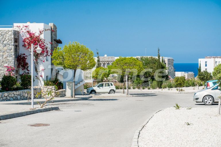 Квартира в Кирения, Северный Кипр вид на море с бассейном: купить недвижимость в Турции - 137152