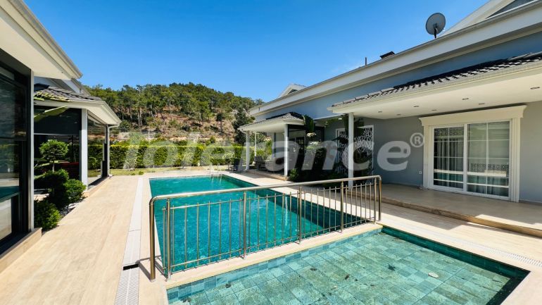 Вилла или дом в Арсланбуджак, Кемер с бассейном: купить недвижимость в Турции - 136352