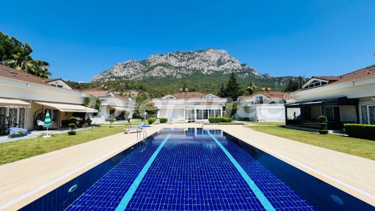 Вилла или дом в Арсланбуджак, Кемер с бассейном: купить недвижимость в Турции - 136580