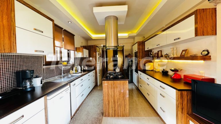 Вилла или дом в Арсланбуджак, Кемер с бассейном: купить недвижимость в Турции - 136772