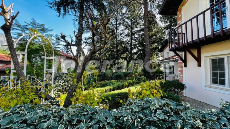 Вилла или дом в Бейджик, Кемер с бассейном: купить недвижимость в Турции - 136399