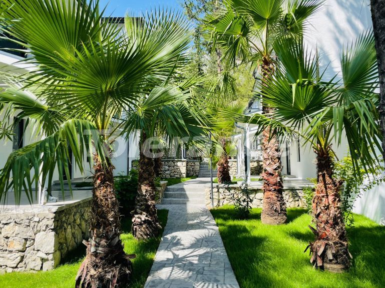 Вилла или дом в Бейджик, Кемер с бассейном: купить недвижимость в Турции - 136501