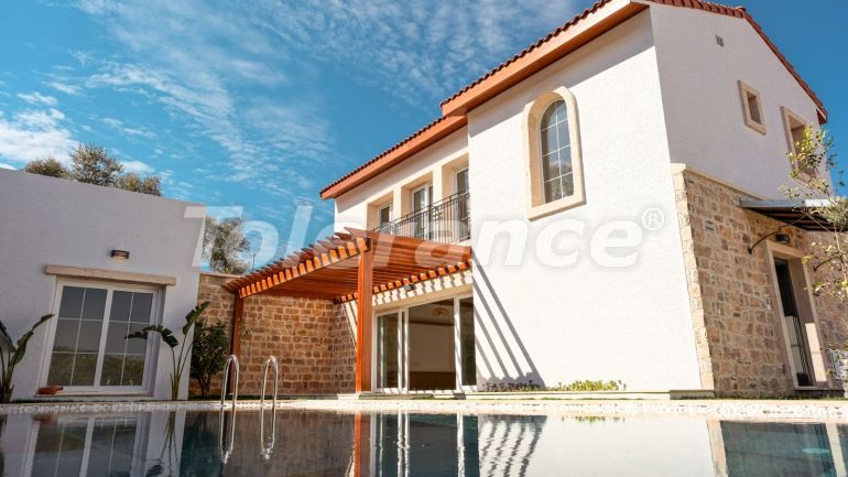 Вилла или дом от застройщика в Бодруме с бассейном в рассрочку: купить недвижимость в Турции - 78317