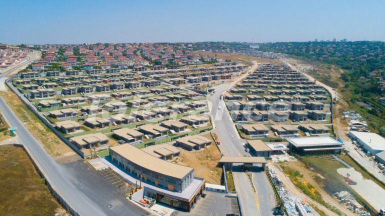 Вилла или дом от застройщика в Бююкчекмедже, Стамбул с бассейном: купить недвижимость в Турции - 100090