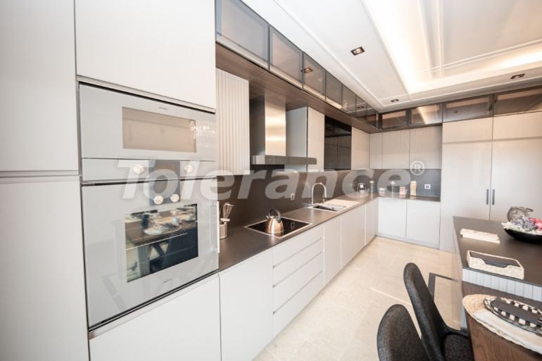 Вилла или дом от застройщика в Бююкчекмедже, Стамбул с бассейном: купить недвижимость в Турции - 100102