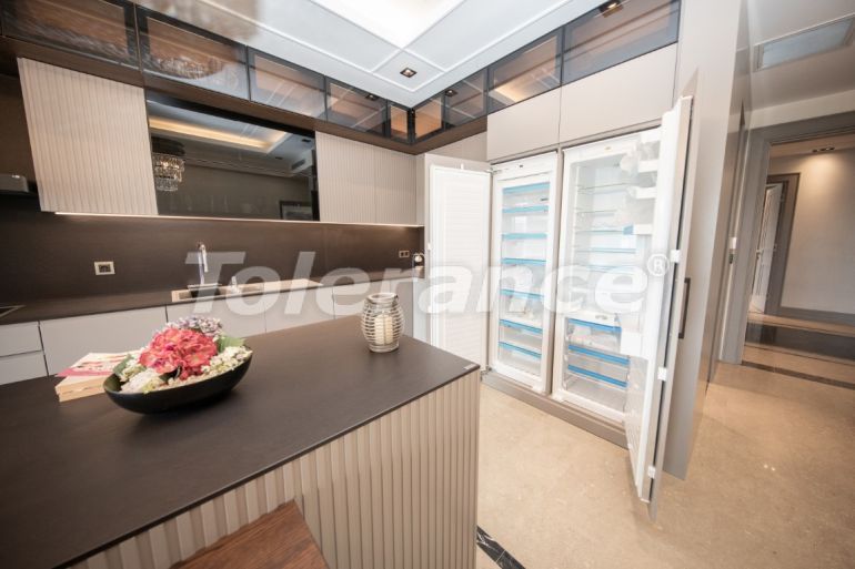 Вилла или дом от застройщика в Бююкчекмедже, Стамбул с бассейном: купить недвижимость в Турции - 100104