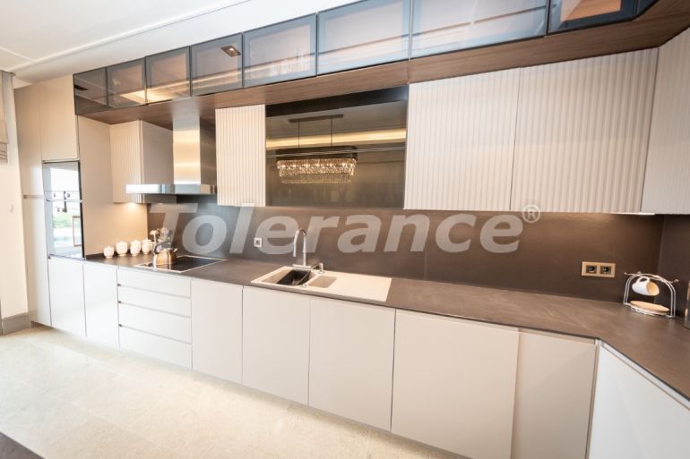 Вилла или дом от застройщика в Бююкчекмедже, Стамбул с бассейном: купить недвижимость в Турции - 100105