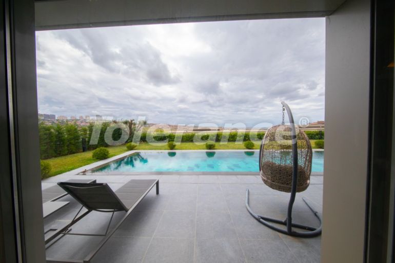 Вилла или дом от застройщика в Бююкчекмедже, Стамбул с бассейном: купить недвижимость в Турции - 100137