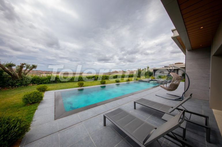 Вилла или дом от застройщика в Бююкчекмедже, Стамбул с бассейном: купить недвижимость в Турции - 100140