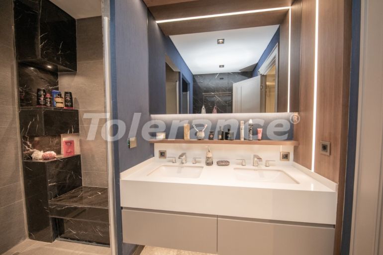 Вилла или дом от застройщика в Бююкчекмедже, Стамбул с бассейном: купить недвижимость в Турции - 100143