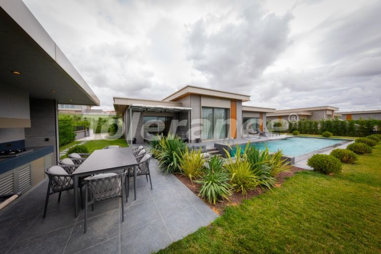 Вилла или дом от застройщика в Бююкчекмедже, Стамбул с бассейном: купить недвижимость в Турции - 100147