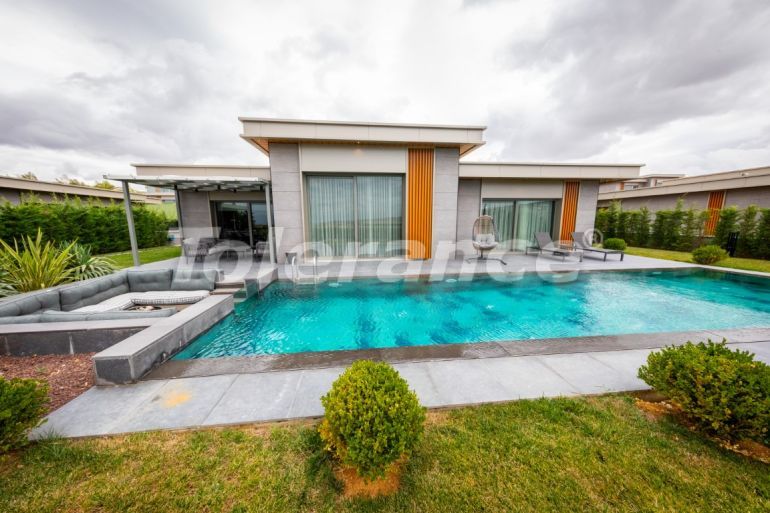 Вилла или дом от застройщика в Бююкчекмедже, Стамбул с бассейном: купить недвижимость в Турции - 100149