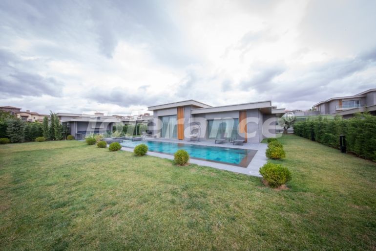 Вилла или дом от застройщика в Бююкчекмедже, Стамбул с бассейном: купить недвижимость в Турции - 100150