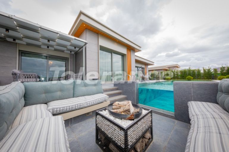 Вилла или дом от застройщика в Бююкчекмедже, Стамбул с бассейном: купить недвижимость в Турции - 100151
