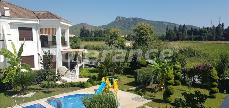 Вилла или дом в Чамьюва, Кемер с бассейном: купить недвижимость в Турции - 111200