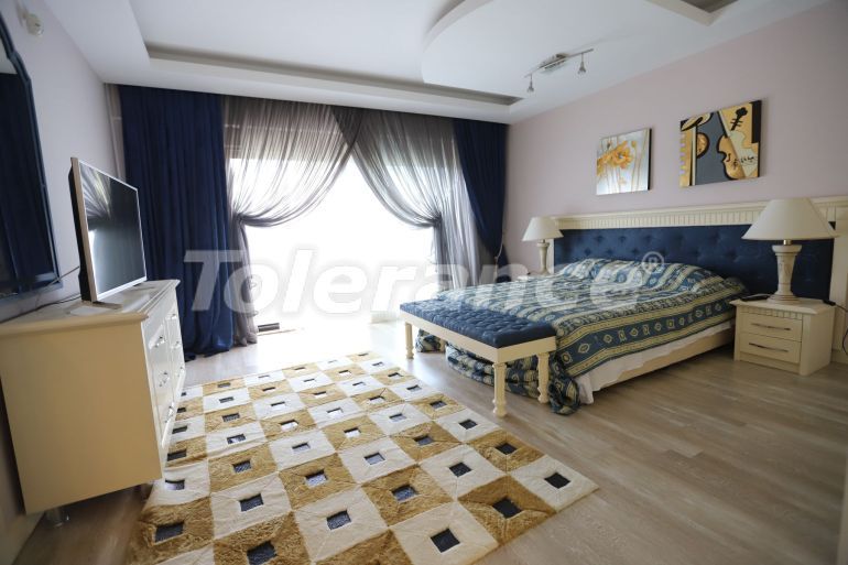 Вилла или дом в Чамьюва, Кемер с бассейном: купить недвижимость в Турции - 133244