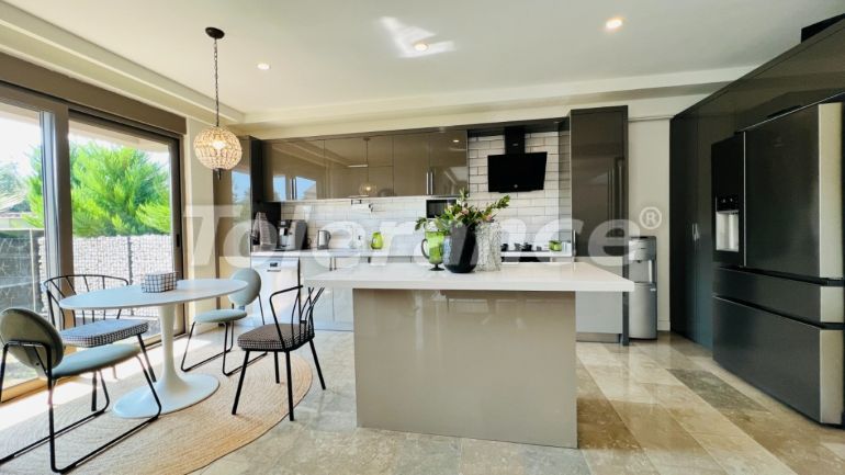 Вилла или дом в Чамьюва, Кемер с бассейном: купить недвижимость в Турции - 136289