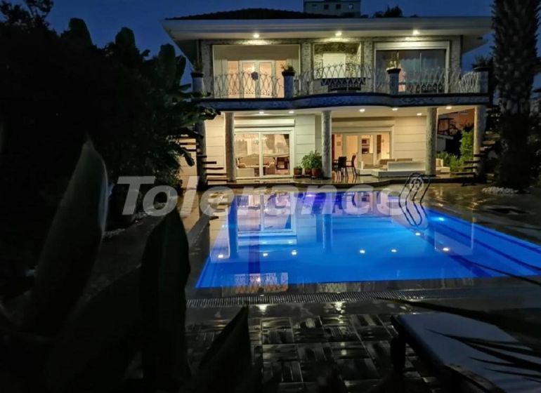 Вилла или дом в Чамьюва, Кемер с бассейном: купить недвижимость в Турции - 50945