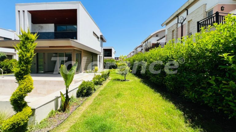 Вилла или дом от застройщика в Центре Кемера, Кемер с бассейном: купить недвижимость в Турции - 136324