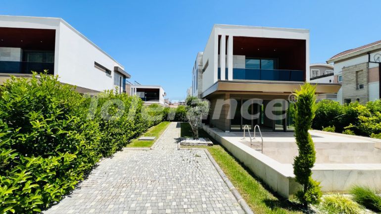 Вилла или дом от застройщика в Центре Кемера, Кемер с бассейном: купить недвижимость в Турции - 136325