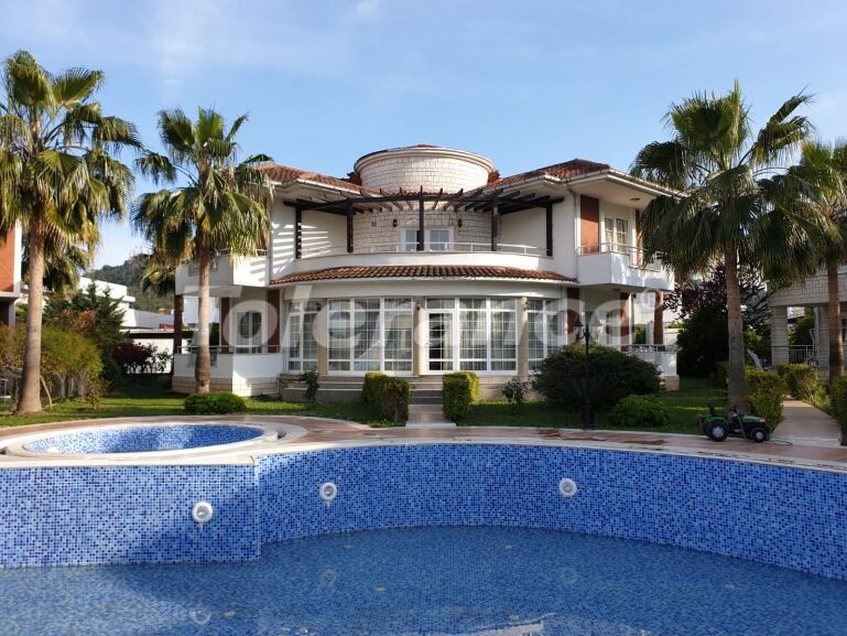 Вилла или дом от застройщика в Центре Кемера, Кемер с бассейном: купить недвижимость в Турции - 57039