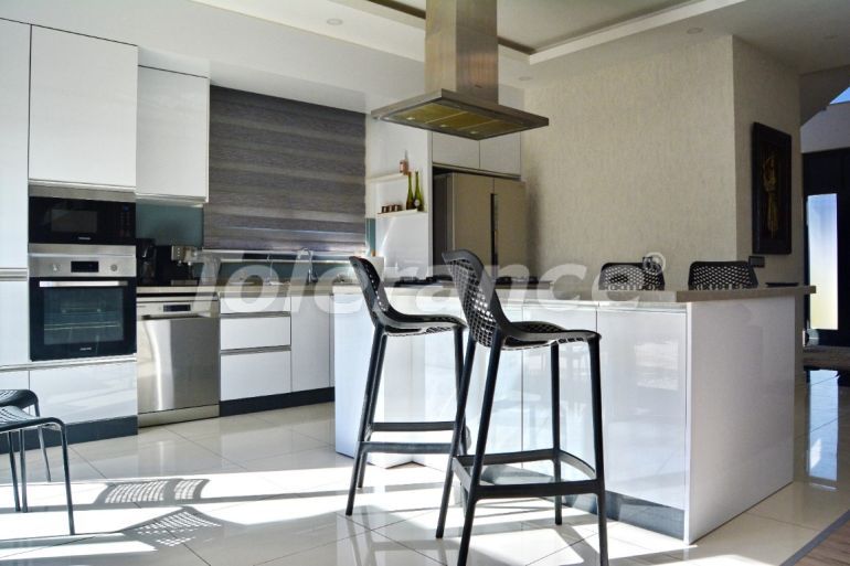 Вилла или дом в Дошемеалты, Анталия с бассейном: купить недвижимость в Турции - 131535