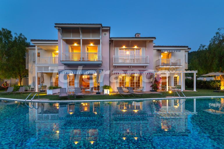 Вилла или дом от застройщика в Фетхие вид на море с бассейном: купить недвижимость в Турции - 42063