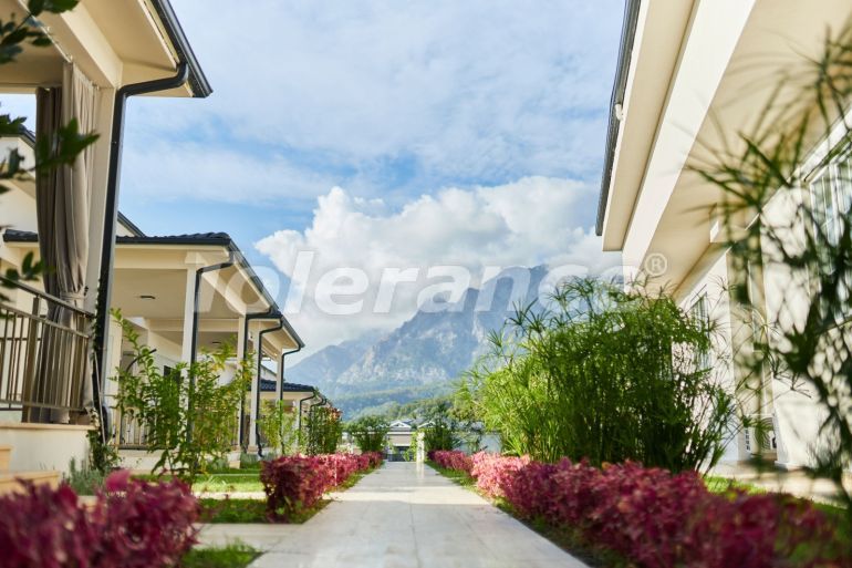 Вилла или дом от застройщика в Гёйнюк, Кемер с бассейном: купить недвижимость в Турции - 136851