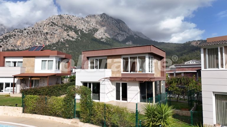 Вилла или дом в Гёйнюк, Кемер с бассейном: купить недвижимость в Турции - 136896