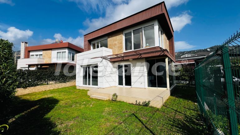 Вилла или дом в Гёйнюк, Кемер с бассейном: купить недвижимость в Турции - 136901