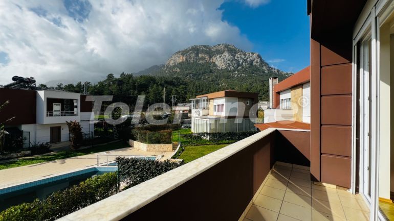 Вилла или дом в Гёйнюк, Кемер с бассейном: купить недвижимость в Турции - 136905