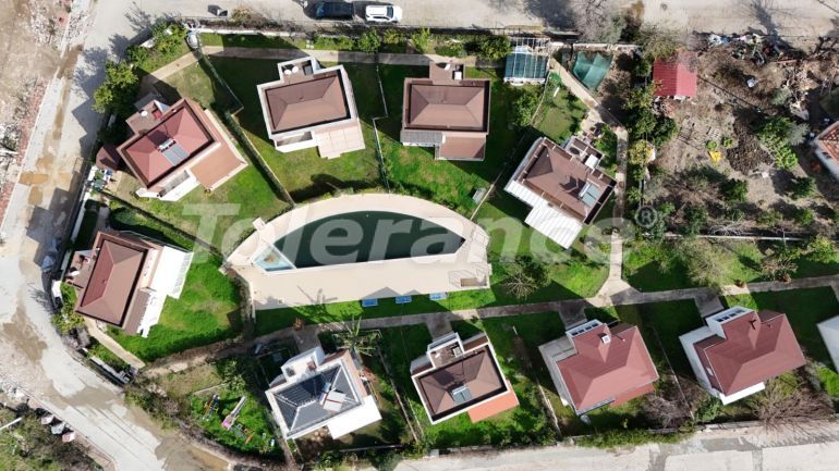 Вилла или дом в Гёйнюк, Кемер с бассейном: купить недвижимость в Турции - 136917