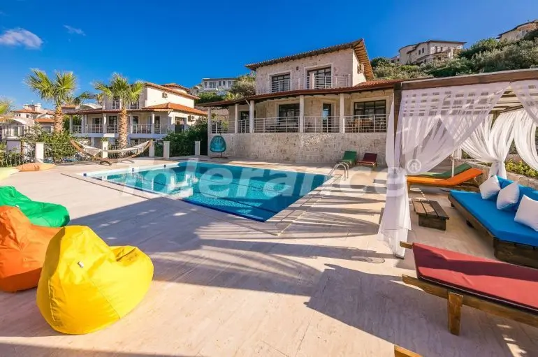 Вилла или дом в Каше с бассейном: купить недвижимость в Турции - 31362