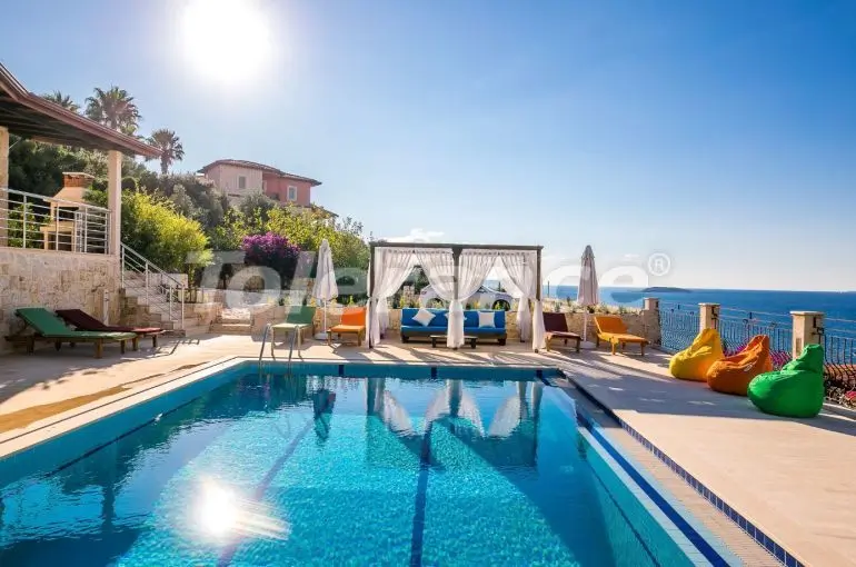 Вилла или дом в Каше с бассейном: купить недвижимость в Турции - 31368