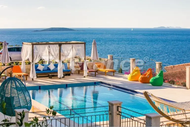 Вилла или дом в Каше с бассейном: купить недвижимость в Турции - 31380