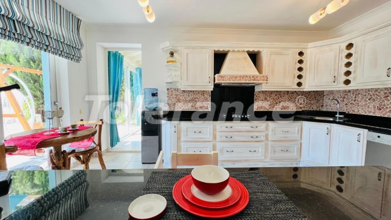 Вилла или дом в Кириш, Кемер с бассейном: купить недвижимость в Турции - 111049