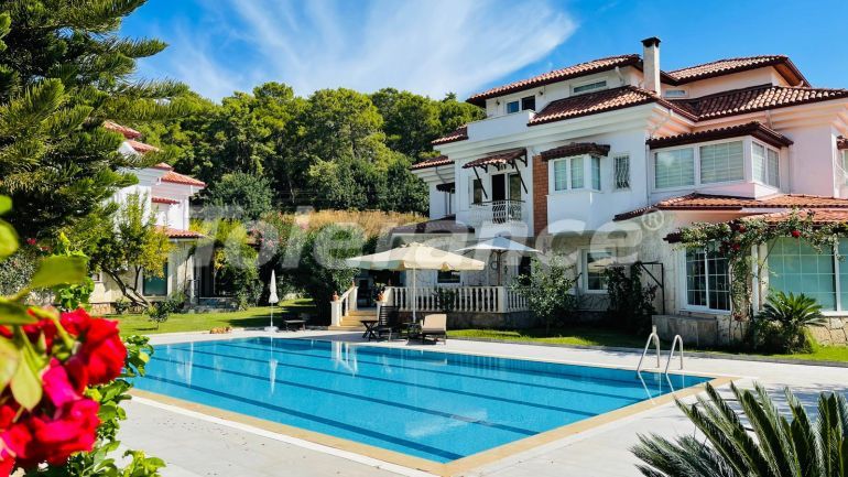 Вилла или дом в Кириш, Кемер с бассейном: купить недвижимость в Турции - 136656