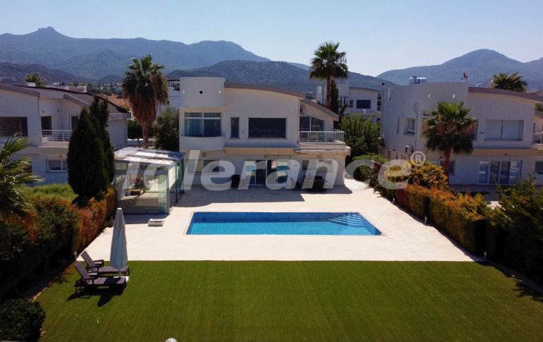 Вилла или дом в Кирения, Северный Кипр вид на море с бассейном: купить недвижимость в Турции - 105577