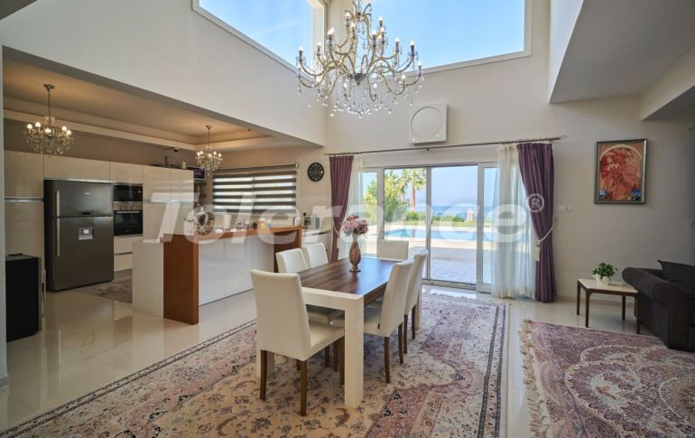 Вилла или дом в Кирения, Северный Кипр вид на море с бассейном: купить недвижимость в Турции - 105584