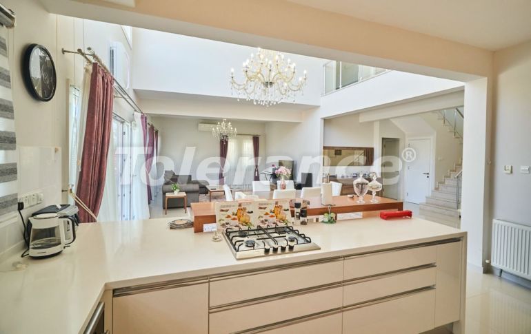 Вилла или дом в Кирения, Северный Кипр вид на море с бассейном: купить недвижимость в Турции - 105588