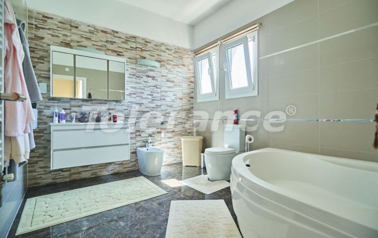 Вилла или дом в Кирения, Северный Кипр вид на море с бассейном: купить недвижимость в Турции - 105601