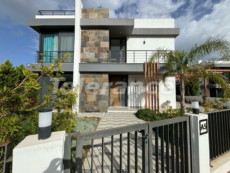 Вилла или дом в Кирения, Северный Кипр с бассейном: купить недвижимость в Турции - 105880