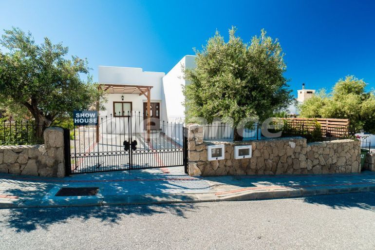 Вилла или дом в Кирения, Северный Кипр вид на море с бассейном: купить недвижимость в Турции - 107203