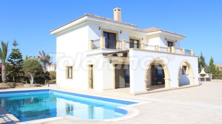 Вилла или дом в Кирения, Северный Кипр вид на море с бассейном: купить недвижимость в Турции - 71386