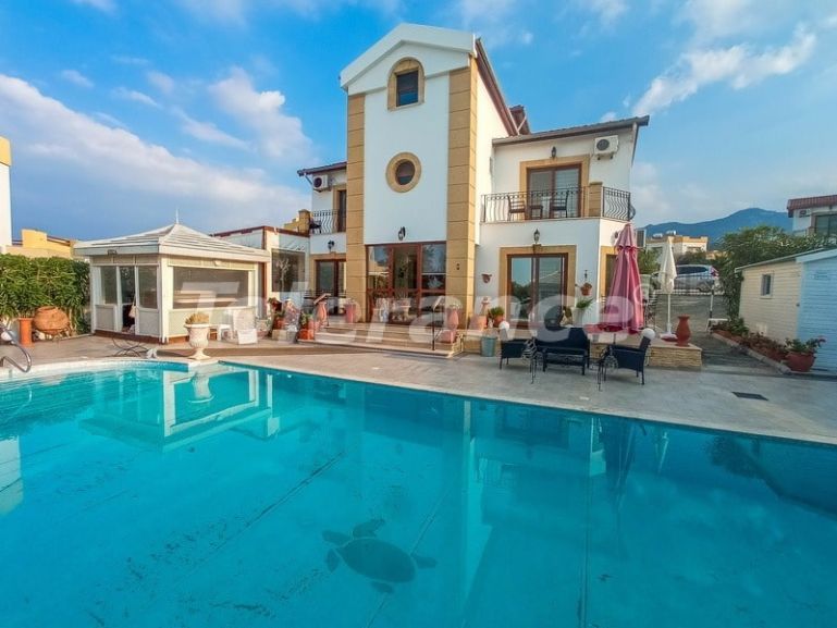 Вилла или дом в Кирения, Северный Кипр с бассейном: купить недвижимость в Турции - 73421
