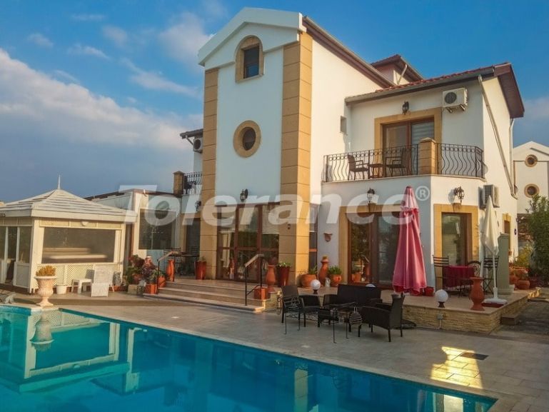 Вилла или дом в Кирения, Северный Кипр с бассейном: купить недвижимость в Турции - 73450
