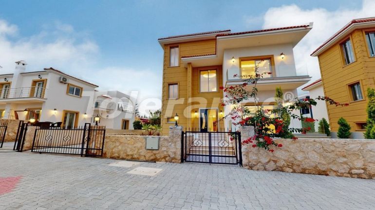 Вилла или дом в Кирения, Северный Кипр с бассейном: купить недвижимость в Турции - 73495