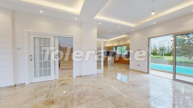 Вилла или дом в Кирения, Северный Кипр с бассейном: купить недвижимость в Турции - 73503