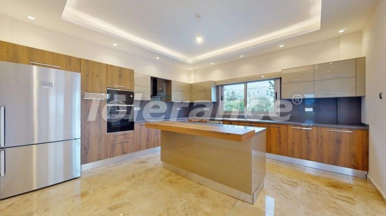 Вилла или дом в Кирения, Северный Кипр с бассейном: купить недвижимость в Турции - 73504